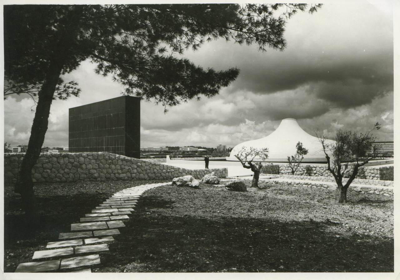 «Храм книги» снаружи, 1965 год, источник: museedelaphotographie.com, автор David Harris